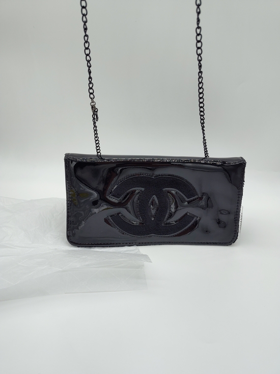 CHANEL Handbags - CHANEL Beauté Vintage Black Patent CC Clutch Crossbody Chain Bag NIP NOS